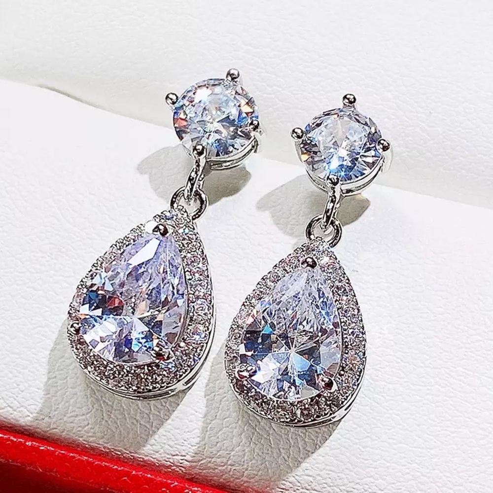 ♦️SALE♦️🌟2/$25🌟Bright White Crystal Zirconia Drop Earrings